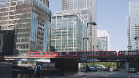 Moderne-Büros-Und-DLR-Zug-In-Den-Londoner-Docklands,-Großbritannien