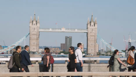 Fußgänger-Radfahrer-Pendeln-London-Bridge-Tower-Bridge-Hintergrund
