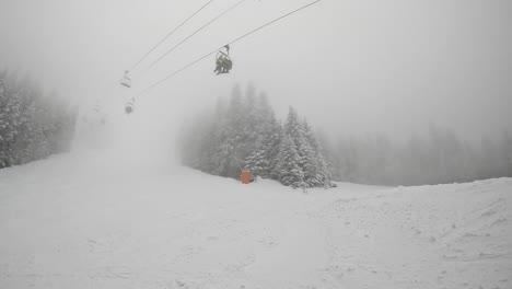 Ski-Sessellift-über-Dem-Nebligen,-Schneebedeckten-Berg