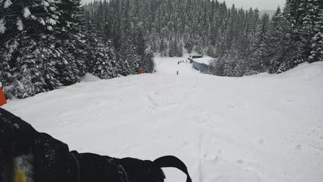 Toma-Pov-De-Esquiador-Esquiando-Por-La-Pendiente-Cubierta-De-Nieve-1