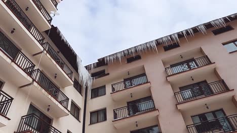 Hotel-Building-At-Ski-Vacation-Resort-With-Icicles-Hanging-From-Roof