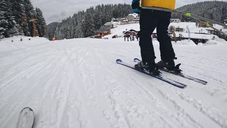 POV-Aufnahme-Eines-Skifahrers,-Der-Die-Schneebedeckte-Piste-Hinunterfährt-3
