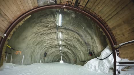 Pov-Esquiador-Esquiando-Nieve-Montaña-Pendiente-Solden-Austria-Túnel-1