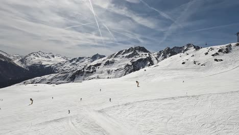 High-Angle-View-Skifahrer-Auf-Schneebedeckten-Bergen-Vom-Sessellift