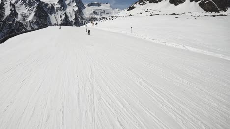 POV-Aufnahme-Eines-Skifahrers,-Der-Einen-Schneebedeckten-Berghang-Hinunterfährt,-Sölden,-Österreich-2