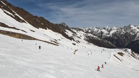 POV-Aufnahme-Eines-Skifahrers,-Der-Einen-Schneebedeckten-Berghang-Hinunterfährt,-Sölden,-Österreich-4