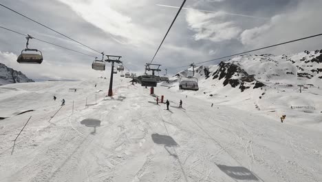 POV-Aufnahme-Eines-Skifahrers-Am-Sessellift-über-Den-Schneebedeckten-Berg-Solden-Österreich