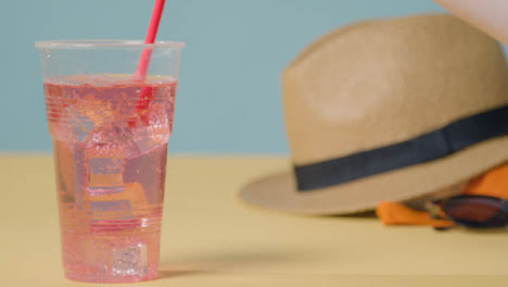 Sommerferien-Des-Konzepts-Kaltes-Getränk-Mit-Sonnenbrille-Auf-Strandtuch-11