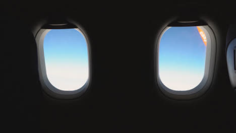 Blick-Aus-Dem-Flugzeugfenster-Auf-Blauen-Himmel-Und-Wolken-Auf-Dem-Flug-In-Die-Sommerferien-2