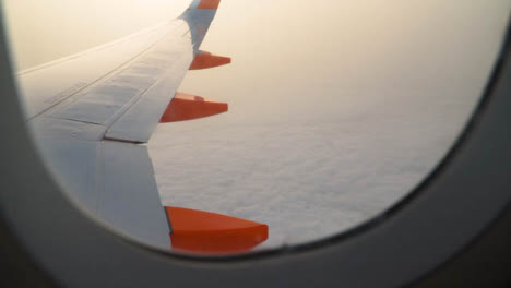 Blick-Aus-Dem-Flugzeugfenster-Auf-Wolken-Auf-Dem-Flug-In-Die-Sommerferien