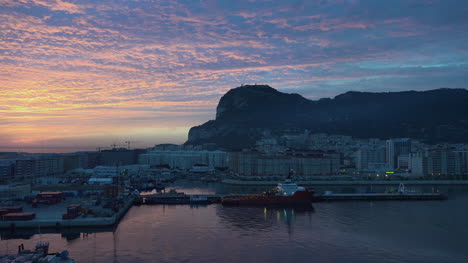 Roca-De-Gibraltar-Y-Cielo-Del-Amanecer