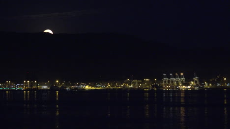 Gibraltar-Mond-über-Dem-Hafen
