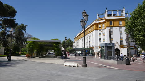 Sevilla-Gebäude-Von-Laube-Mit-Fahrrädern