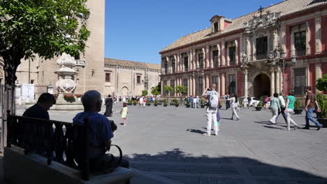 Sevilla-Plaza-Und-Palast-Des-Erzbischofs-Mit-Menschen-Auf-Der-Bank