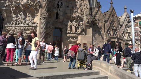 Spain-Barcelona-Sagrada-Familia-With-Tourists