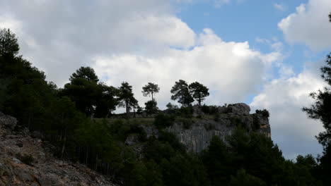 Spanien-Serrania-De-Cuenca-Bäume-Auf-Klippe-Gegen-Große-Wolkecliff