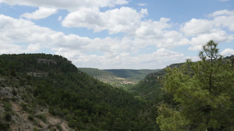 Spanien-Serrania-De-Cuenca-Dorf-Im-Tal-Weit-Weg