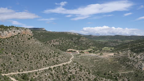 España-Paisaje-De-Sierra-De-Gudar-Con-Carretera-Alrededor-De-La-Colina
