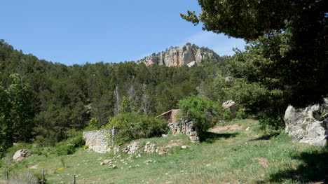 Spanien-Sierra-De-Gudar-Landschaft-Mit-Steinruine