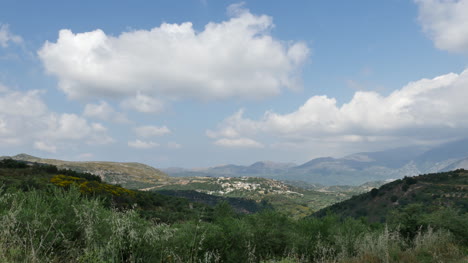 Griechenland-Kreta-Fernes-Dorf-Und-Wolke-Im-Blauen-Himmel