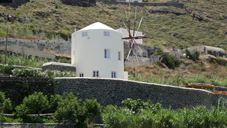 Griechenland-Santorini-Landschaft-Mit-Einer-Windmühle