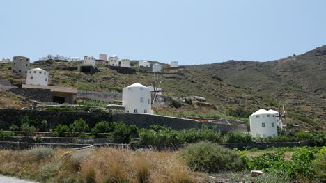 Griechenland-Santorini-Landschaft-Mit-Mehreren-Windmühlen