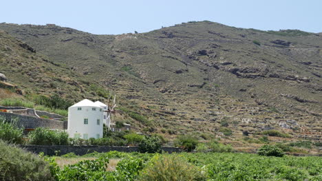 Griechenland-Santorini-Landschaft-Mit-Windmühlen-Und-Hügel