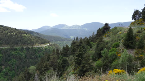 España-Pre-pirineos-Y-Vistas-A-La-Montaña-Con-Carretera