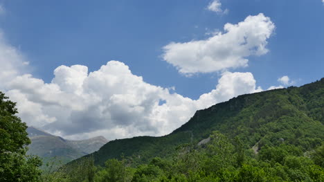 Spanien-Pyrenäen-Wolken-über-Bergwald