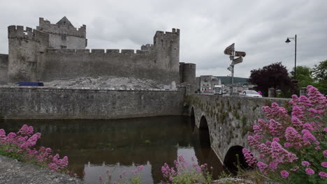 Ireland-Cahir-Castle-And-Bridge