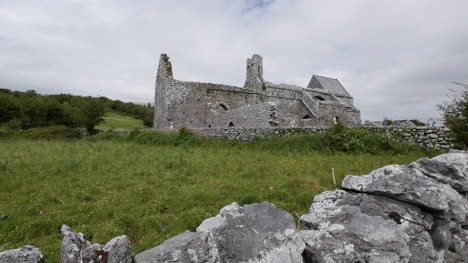 Irland-Corcomroe-Abbey-Jenseits-Der-Steinmauer
