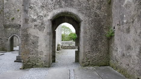 Irland-Corcomroe-Abbey-Blick-Durch-Die-Türen