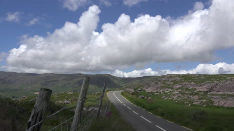 Irlanda-Kerry-Road-A-Través-De-Las-Montañas