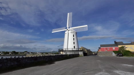 Irland-Dingle-Blenner-Windmühle-Gegen-Blauen-Himmel