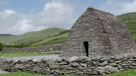Ireland-Dingle-Gallarus-Oratory-Stone-Hermitage