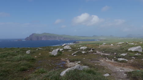 Irland-Dingle-Halbinsellandschaft-Mit-Felsen