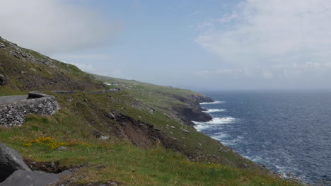 Irland-Dingle-Halbinsel-Steiler-Hügel-Trifft-Auf-Meer