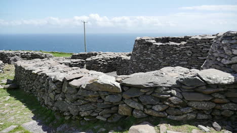 Irlanda-Península-Dingle-Fortaleza-De-Piedra-Con-Cabañas