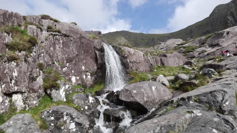 Irland-Dingle-Halbinsel-Wasserfall-Mit-Menschen