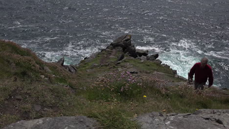 Ireland-Dingle-Man-Climbs-Up-Cliff