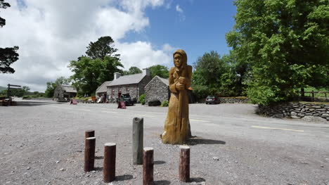 Irland-Kerry-Holzschnitzerei-Und-Steinhaus