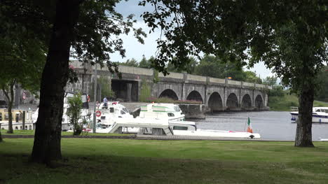 Irland-Banagher-Boot-Nähert-Sich-Der-Brücke