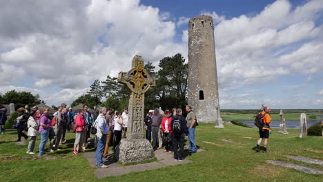 Ireland-Clonmacnoise-A-Group-Of-Tourists-At-The-Scripture-High-Cross