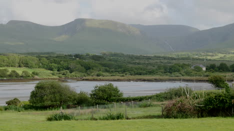 Irland-County-Clare-Mountains-Jenseits-Des-Meeres