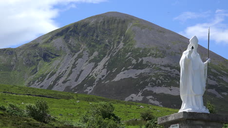 Irlanda-Croagh-Patrick-Estatua-Y-Montaña-Sagrada