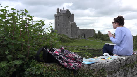 Irland-Dunguaire-Castle-Mit-Malerin-With