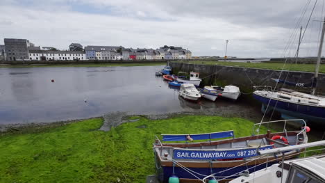 Irlanda-Galway-Bay-Con-Barcos-Y-Casas-Más-Allá-De-Zoom