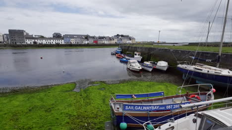 Irland-Galway-Bay-Mit-Booten-Und-Häusern-Dahinter-Houses