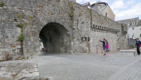 Ireland-Galway-City-Tourists-Walk-Past-The-Spanish-Arch