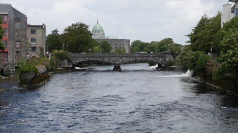 Irland-Galway-Stadtansicht-Entlang-Eines-Gezeitenstroms
